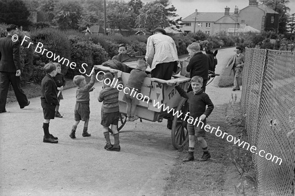 ICE CREAM MAN WITH CHILDREN